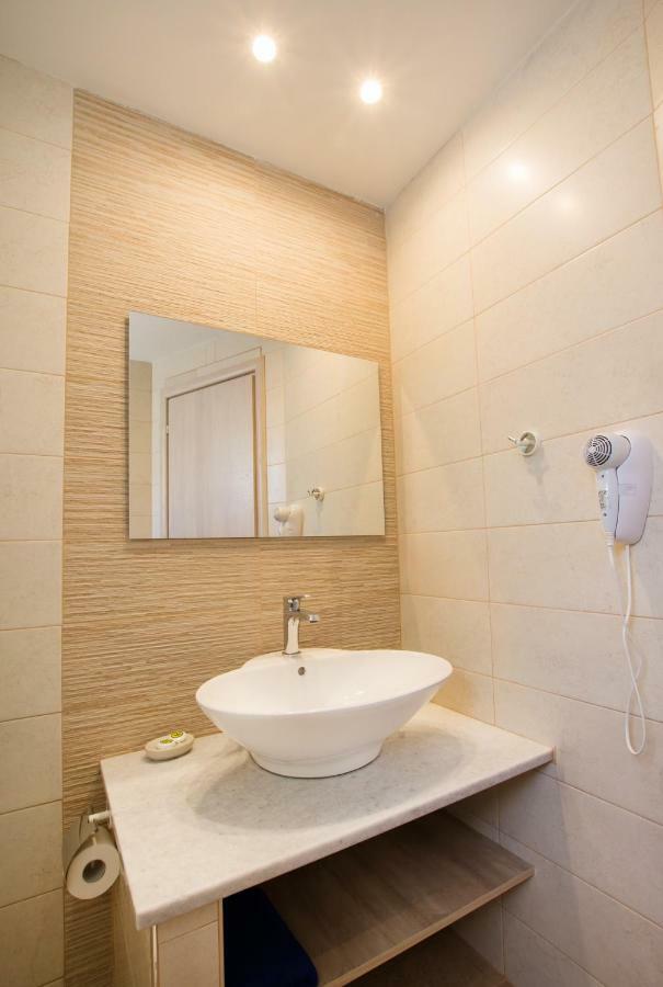 Porfyris Studios And Apartments Karpathos Bagian luar foto